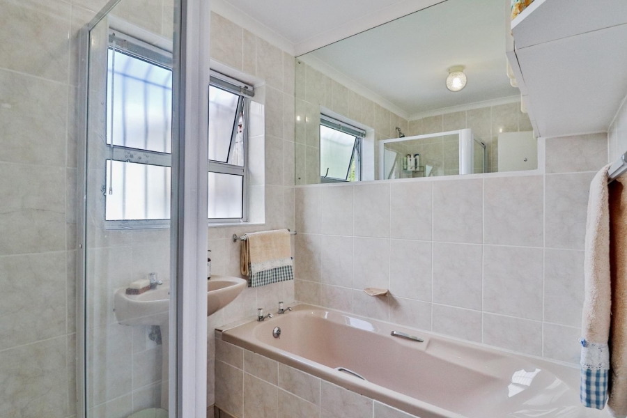 4 Bedroom Property for Sale in De Kelders Western Cape